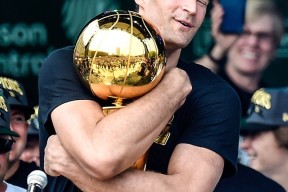 关于意大利杯倒计时，密尔沃基雄鹿今晚回应争议，细节引发关注，话题不断，赛程密集仍需轮换的信息